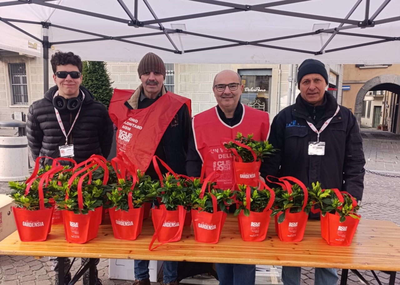 I volontari in piazza con le gardenie per la ricerca sulla sclerosi multipla