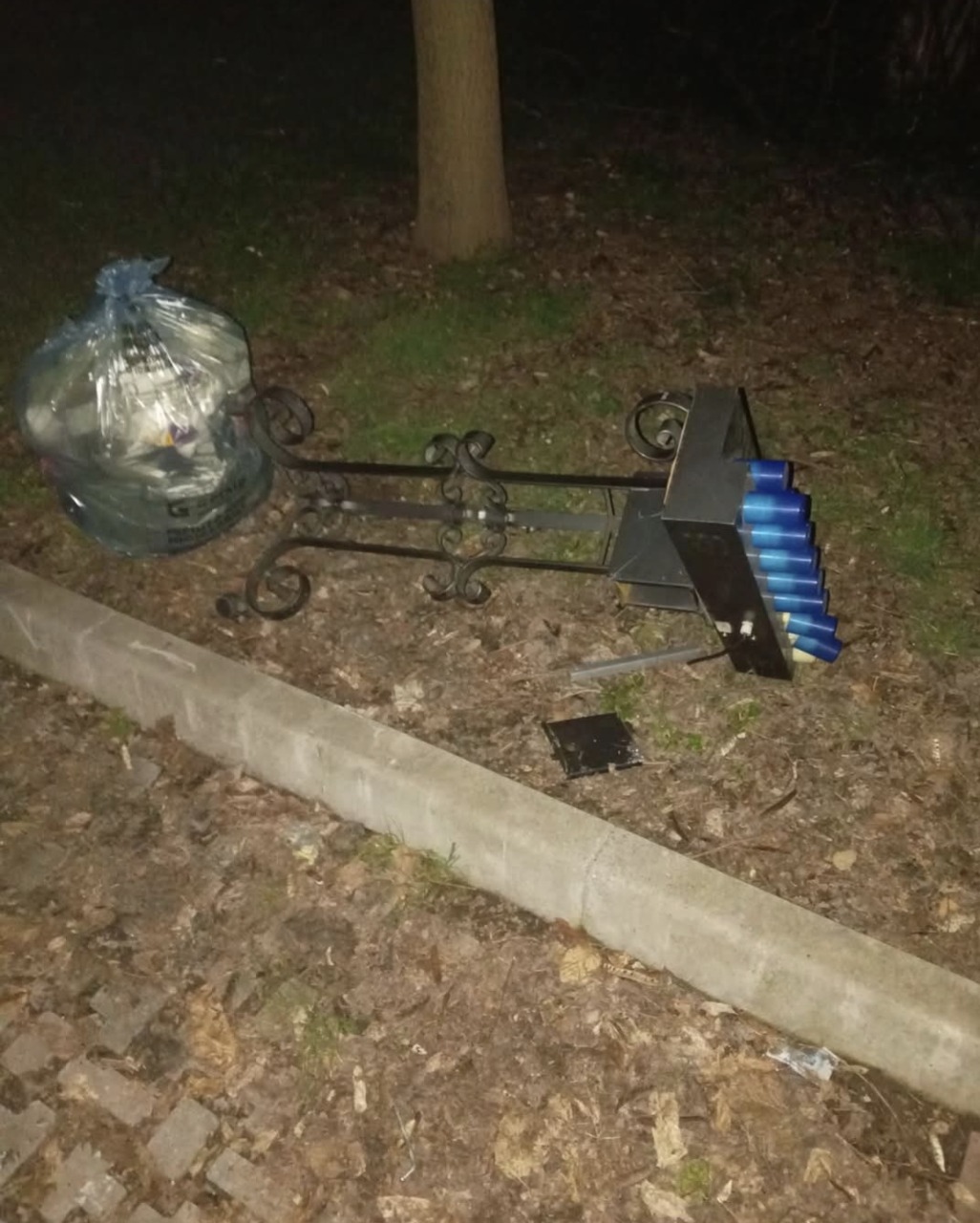 Rubano  e abbandonano per strada il portacandele della Madonnina