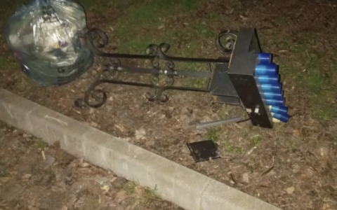 Rubano  e abbandonano per strada il portacandele della Madonnina