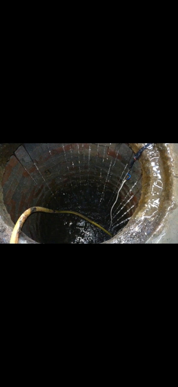 L’acqua della fogna gli entra in casa: “Costretto a costruire io una pompa e una vasca”