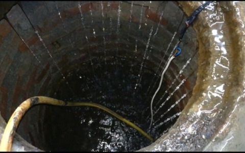 L’acqua della fogna gli entra in casa: “Costretto a costruire io una pompa e una vasca”