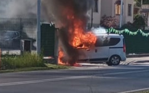 Furgone in fiamme a Lesmo, traffico in tilt lungo la Provinciale