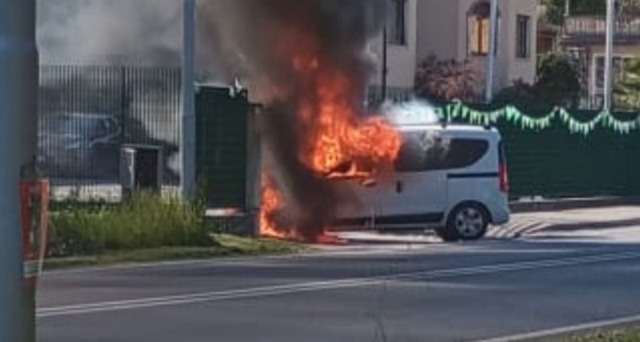 Furgone in fiamme a Lesmo, traffico in tilt lungo la Provinciale