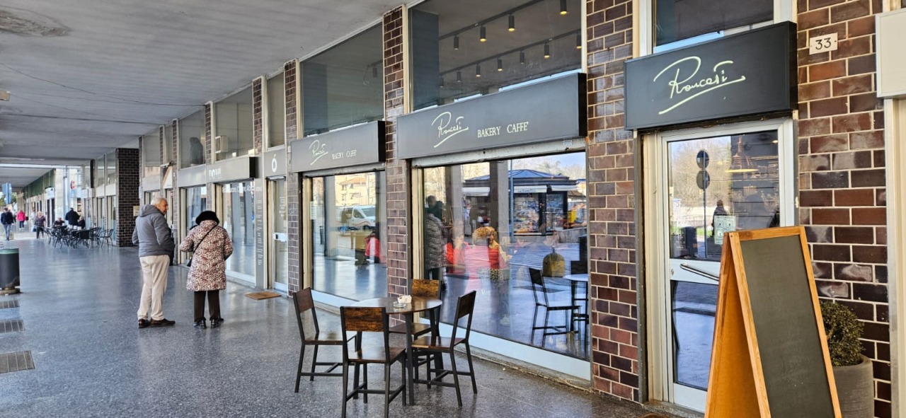 Prendono a picconate l’ingresso sul retro e si portano via la cassaforte