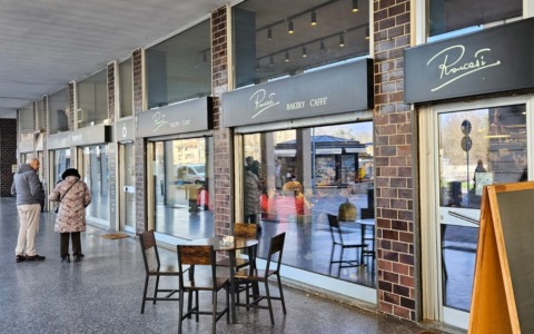 Prendono a picconate l’ingresso sul retro e si portano via la cassaforte