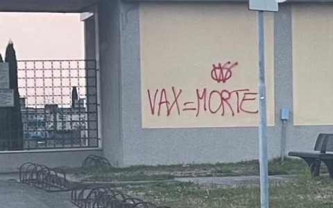 Raid no vax al cimitero