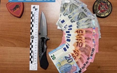 Punta il coltello contro il tassista e lo minaccia di morte