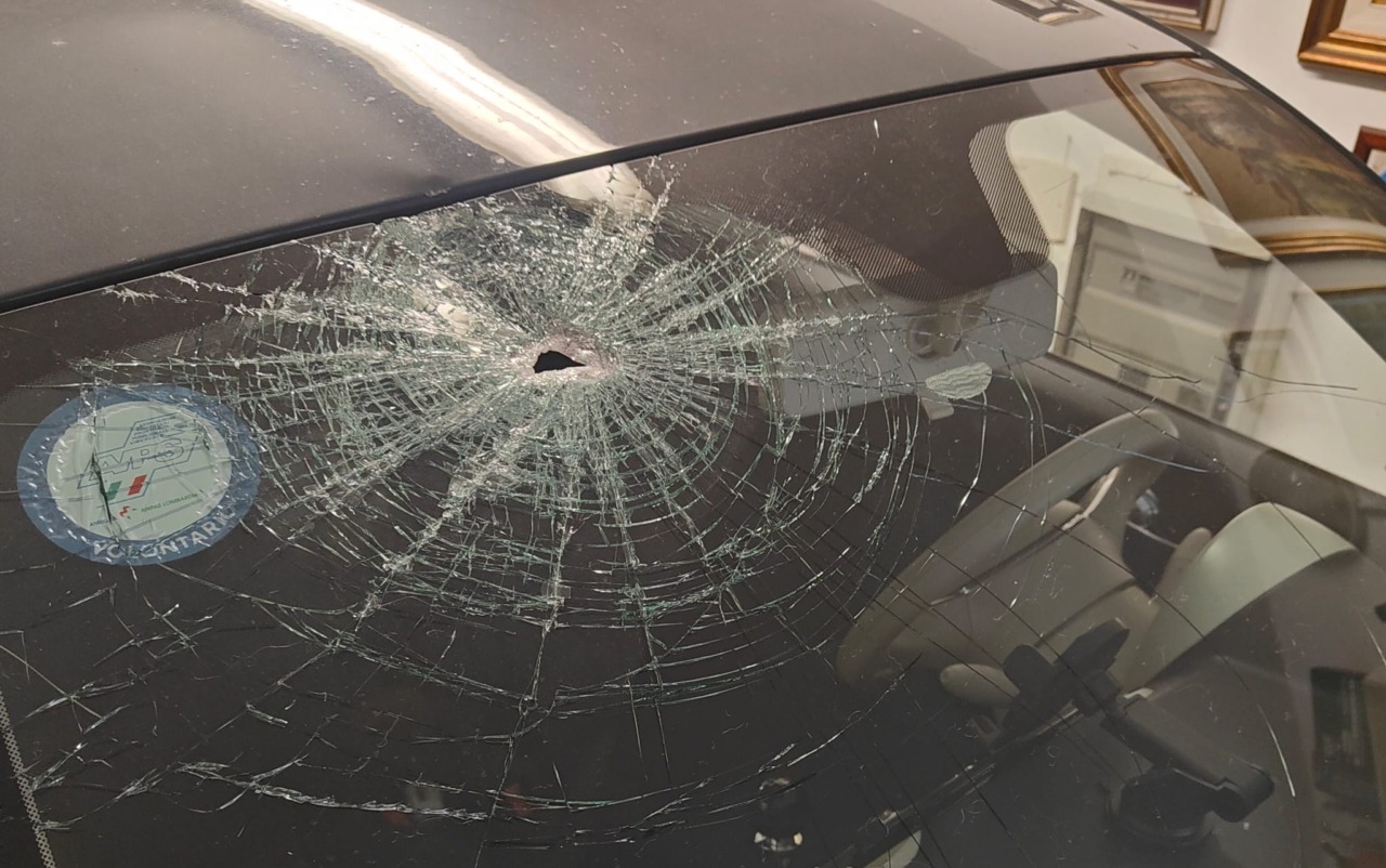 Sassi lanciati sulle auto dal cavalcavia: presi tre ragazzini