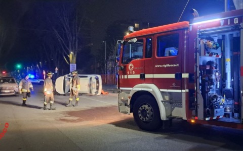 Urta auto posteggiata, poi si ribalta: estratto dai Vigili del Fuoco