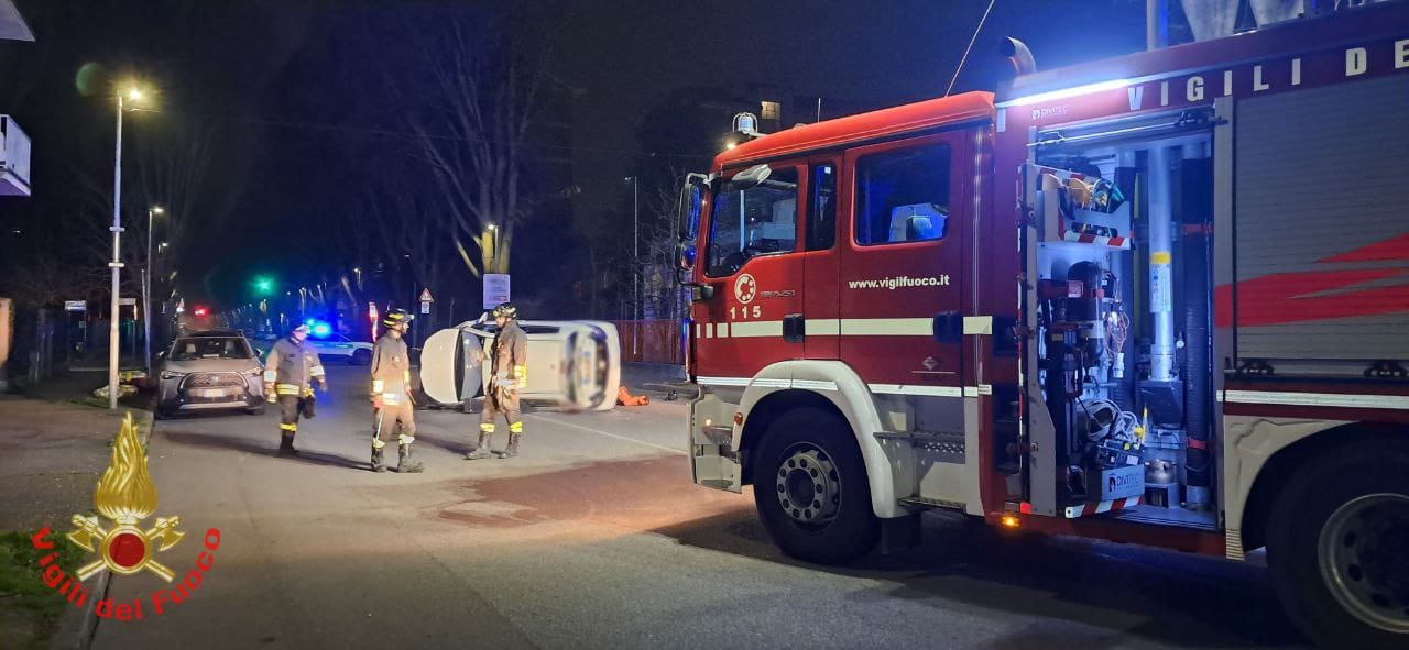 Urta auto posteggiata, poi si ribalta: estratto dai Vigili del Fuoco