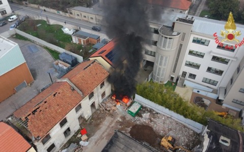 Container a fuoco: evacuati 300 studenti