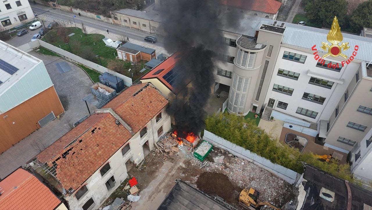 Container a fuoco: evacuati 300 studenti