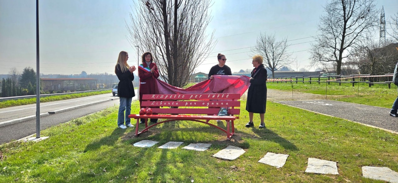 Due luoghi di memoria, ma anche di responsabilità: ecco le panchine rosse, simbolo della lotta al femminicidio