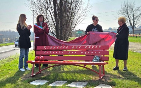 Due luoghi di memoria, ma anche di responsabilità: ecco le panchine rosse, simbolo della lotta al femminicidio