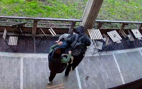 Barista aggredito, la sequenza dell’orrore