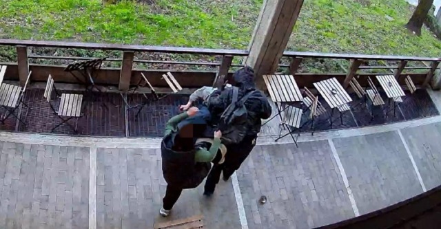 Barista aggredito, la sequenza dell’orrore