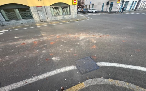 Perde detriti di cantiere e danneggia  auto in sosta: multato camionista