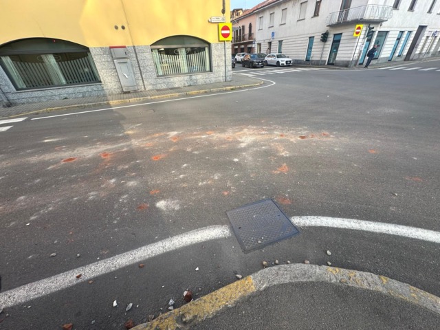 Perde detriti di cantiere e danneggia  auto in sosta: multato camionista