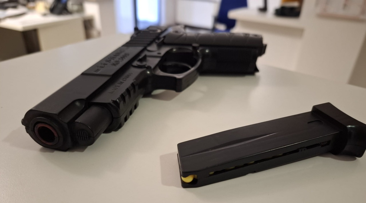 Fermato con la pistola finta davanti a scuola