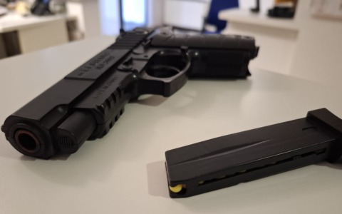 Fermato con la pistola finta davanti a scuola