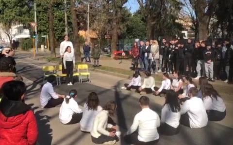 Ragazzi in piazza per le donne con «Voci Mute»