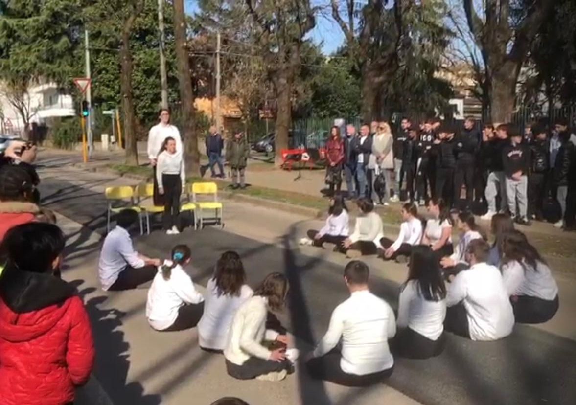 Ragazzi in piazza per le donne con «Voci Mute»