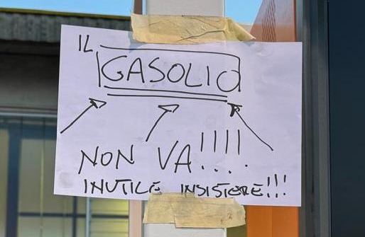 Mistero a Roncello:  acqua piovana nel gasolio, decine di auto guaste
