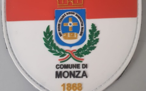 Alla guida ubriaco, aggredisce gli agenti che lo fermano