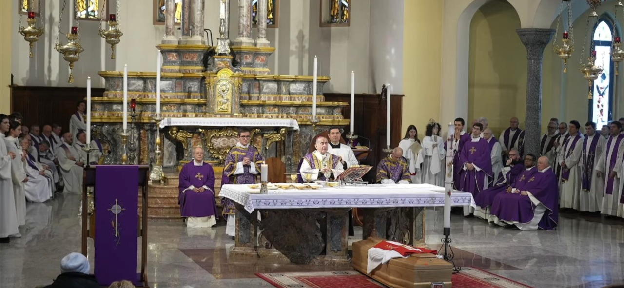 Una folla commossa ha dato l’ultimo saluto a don Massimo