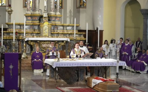 Una folla commossa ha dato l’ultimo saluto a don Massimo