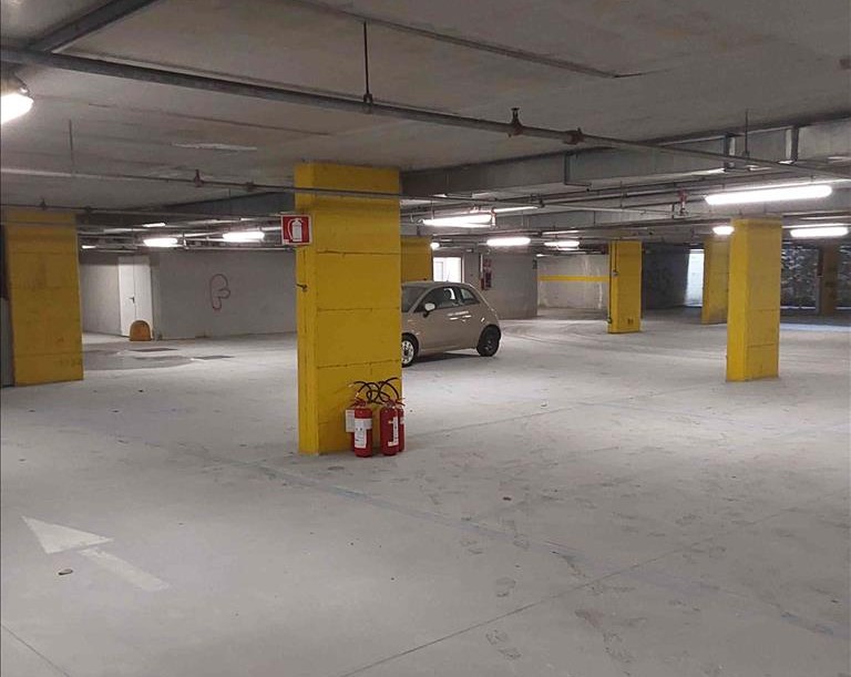 Minorenni svuotano gli estintori del parcheggio