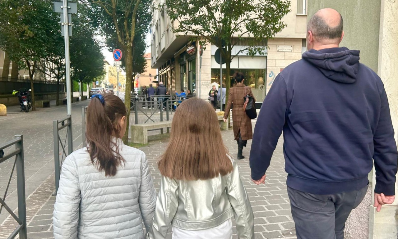 Bambine ripuliscono la fontana, poi chiedono il compenso al sindaco (che offre la merenda)