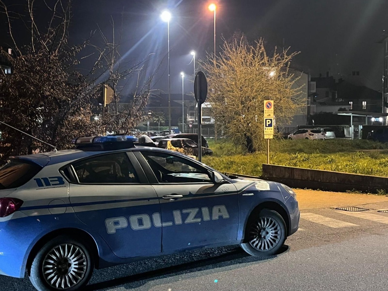 Cade con la moto scappando dalla Polizia: con sé aveva un coltello a serramanico