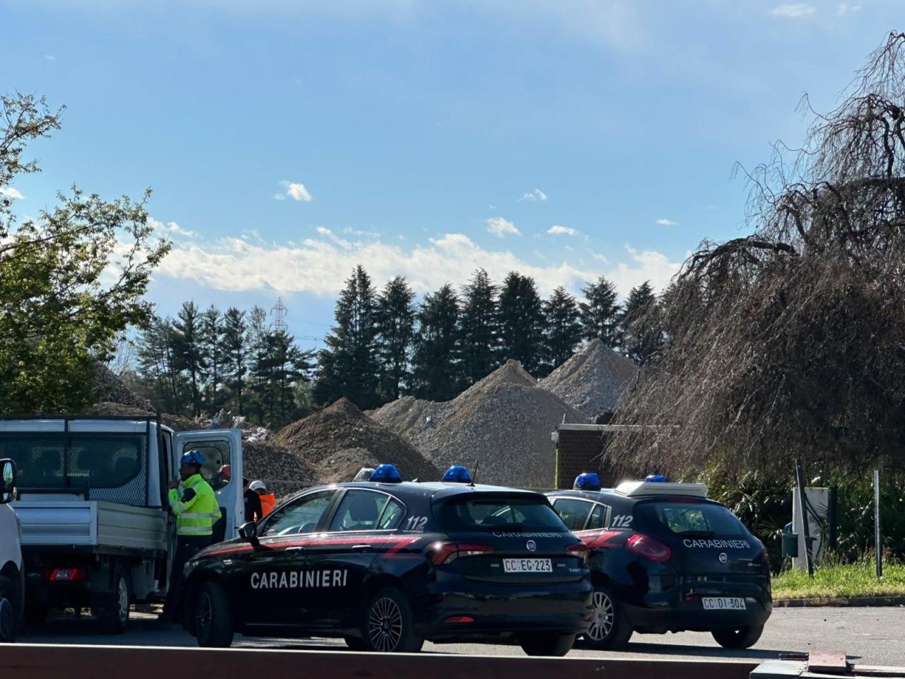 Fiamme nel comparto ex Ibm: Tangenziale Est avvolta dal fumo