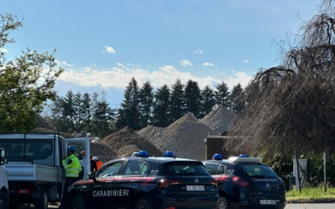 Fiamme nel comparto ex Ibm: Tangenziale Est avvolta dal fumo