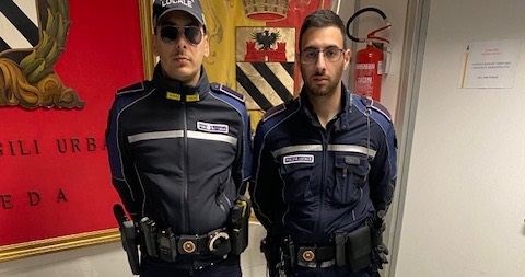 Denunciate due persone dopo un inseguimento: sul veicolo senza assicurazione trovati coltello e ascia