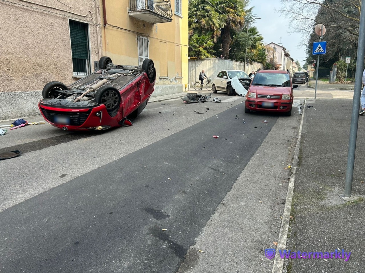 Scontro all’incrocio, un’auto si ribalta
