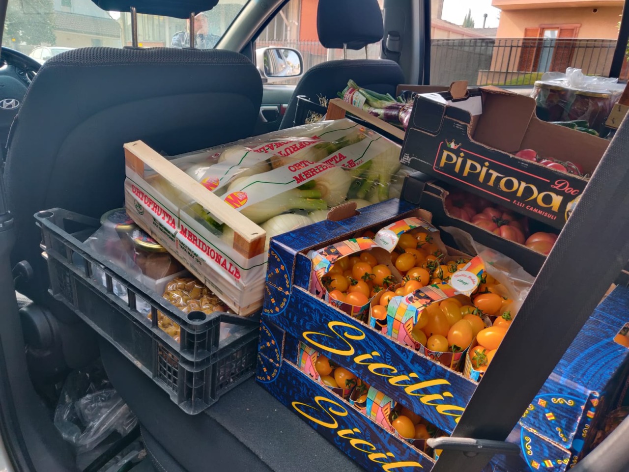 Maxi multa a un venditore abusivo, merce sequestrata