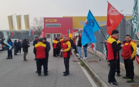 Dhl, decine di lavoratori hanno incrociato le braccia: “Aspettiamo i nostri soldi”