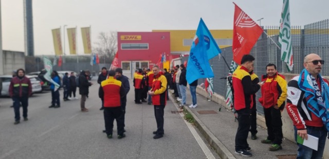 Dhl, decine di lavoratori hanno incrociato le braccia: “Aspettiamo i nostri soldi”