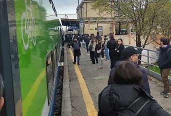 Litigano in stazione e mandano all’ospedale un’ignara cinquantenne