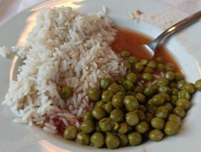 Pasti inadeguati e corpi estranei nei piatti, multato il gestore del servizio mensa