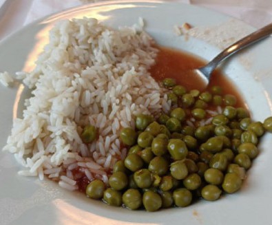 Pasti inadeguati e corpi estranei nei piatti, multato il gestore del servizio mensa