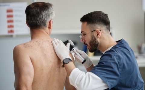 Primavera, sole e pelle: perché aprile è il mese giusto per non rimandare il controllo dermatologico