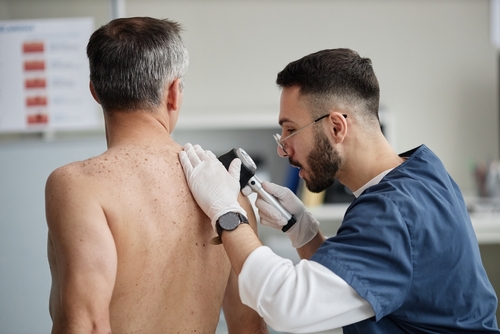 Primavera, sole e pelle: perché aprile è il mese giusto per non rimandare il controllo dermatologico