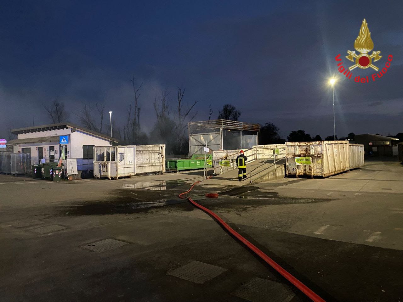 Incendio nella piattaforma ecologica