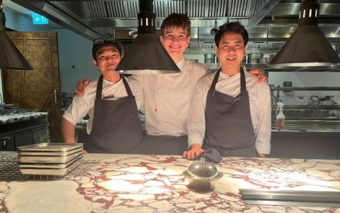 Diciottenne bloccato  sotto i missili a Doha, il papà: «Mio figlio abbandonato dallo Stato»