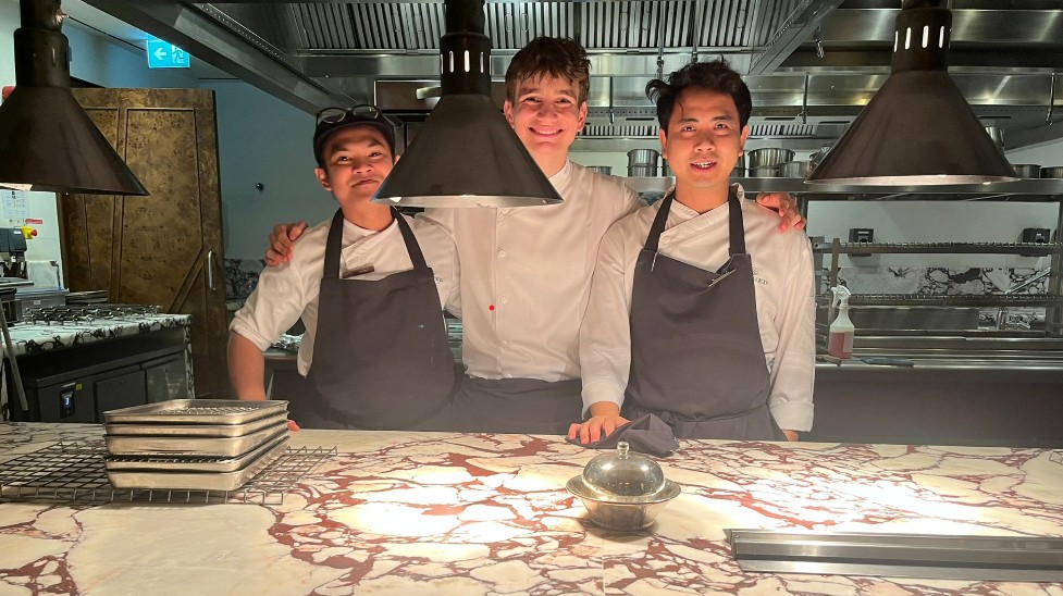 Diciottenne bloccato  sotto i missili a Doha, il papà: «Mio figlio abbandonato dallo Stato»