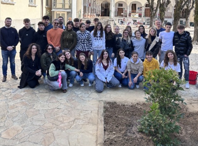 Una pianta a scuola in memoria di Sveva