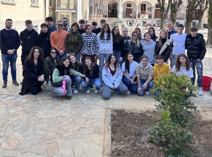 Una pianta a scuola in memoria di Sveva